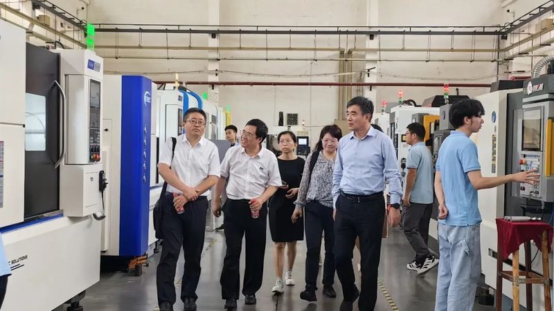 行业背景：定制化需求推动成套设备市场